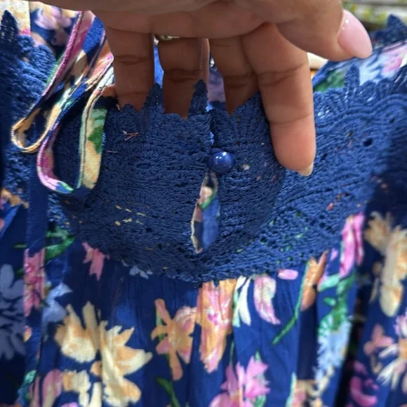 NWT Andrew By Unit Floral Crochet Top Large - Picture 4 of 5